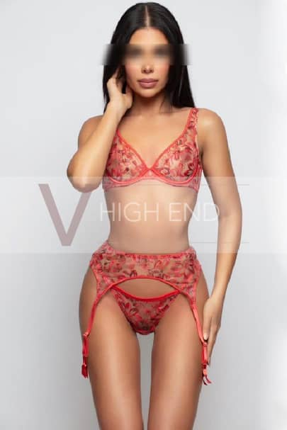 Top model Sophie Marie is wearing a pink lingerie