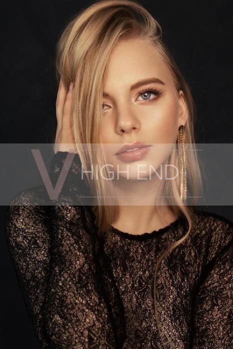 Liliana is a high-class teen all-natural petite escort